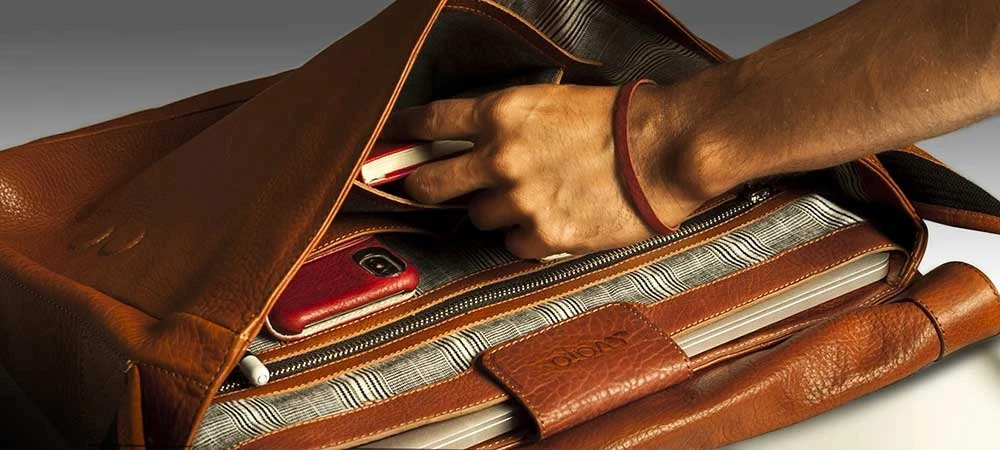 Who doesn't want a premium messenger bag... handcrafted with the FINEST of leather! vajacases.com/blogs/leather-…

#leathergoods #messengerbag #leatherbags