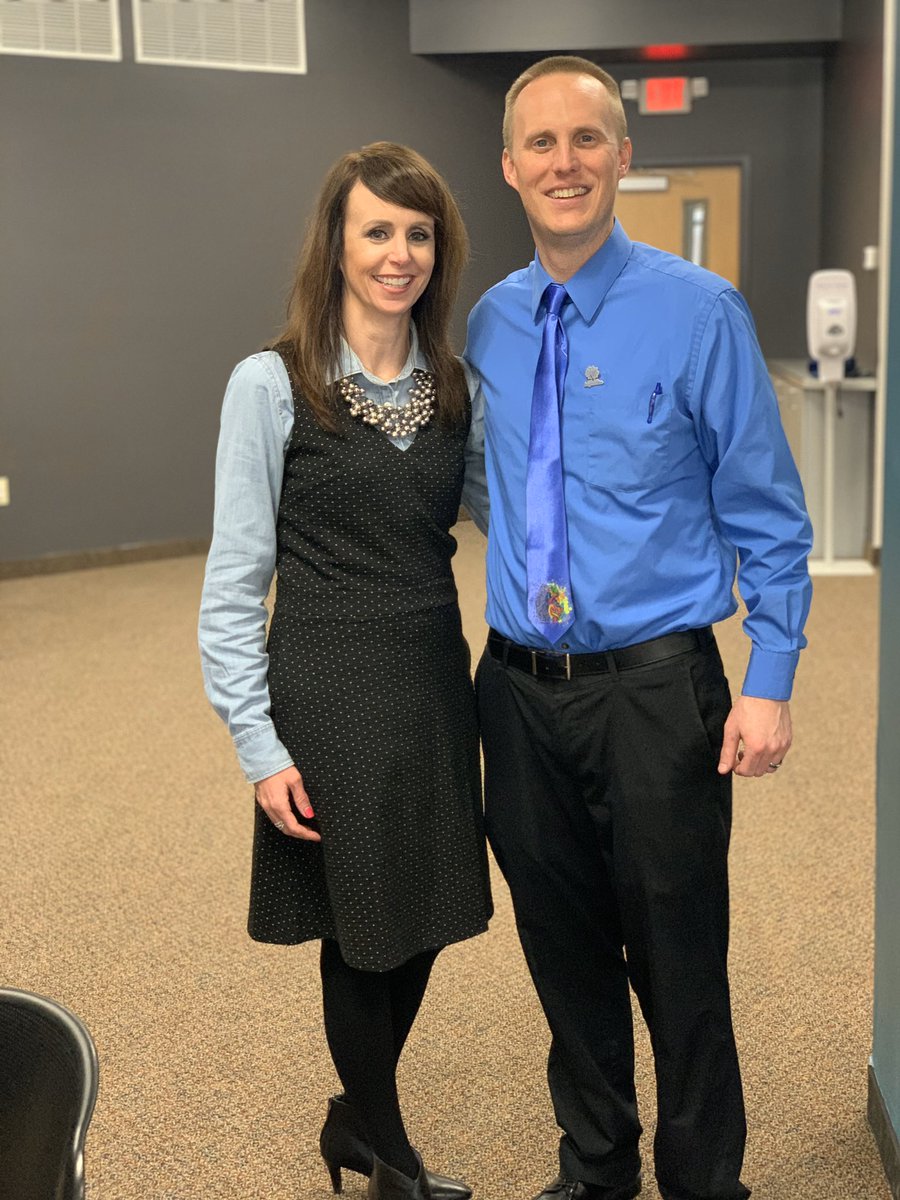 MrsMarshallTSC's tweet photo. When you work in #appliededucationalneuroscience , you run in circles with the best colleagues! Grateful for @Gutheducation this morning at Wabash Valleyโs SEL SPARK conference! #leadbypractice #adversityresponsive #brainaligned @desautels_phd https://t.co/TyZTqkayvt
