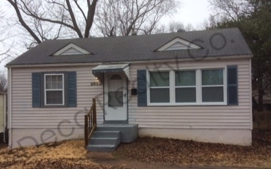 2 bedroom 1 bathroom house with almost 800 square feet of living space. This home is located in Hanley Hills,  features hardwood floors, off street parking, central air conditioning, gas forced heat, and washer/dryer hook ups in the unfinished basement. 

ow.ly/z6RJ50yCh4mdec