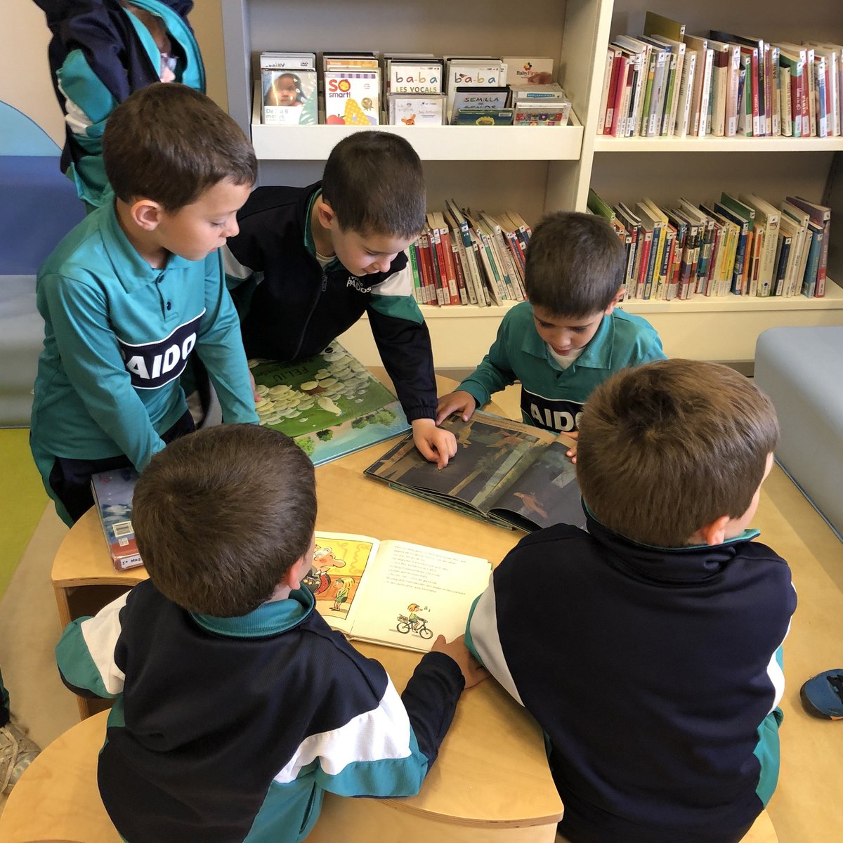 COOPPAIDOS's tweet photo. Els nens i les nenes de EI4 😊 hem sortit de l’escola per anar a la #Biblioteca de Sant Fruitós 📚 #TotsSomPaidos #EducacioInfantil #SortidesPaidos #SortidesCulturals #odsPaidos2030 @EscolesCoop @FTrams https://t.co/gr64eKJULT