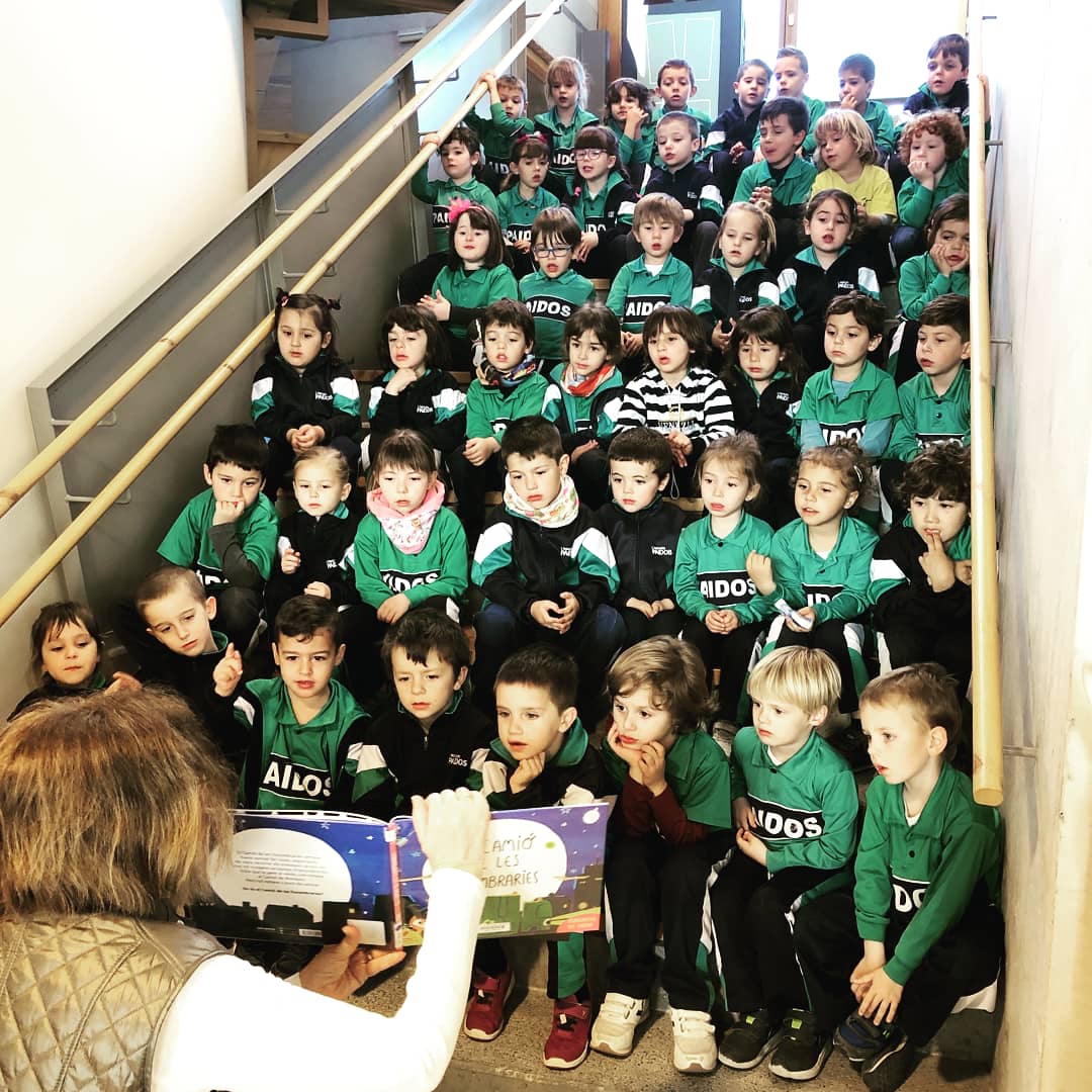 COOPPAIDOS's tweet photo. Els nens i les nenes de EI4 😊 hem sortit de l’escola per anar a la #Biblioteca de Sant Fruitós 📚 #TotsSomPaidos #EducacioInfantil #SortidesPaidos #SortidesCulturals #odsPaidos2030 @EscolesCoop @FTrams https://t.co/gr64eKJULT