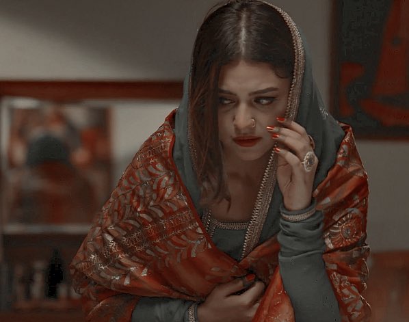 madhubeIIa's tweet photo. Feroza’s last goodbye. #DeewarEShab https://t.co/jvwjaqtTXv