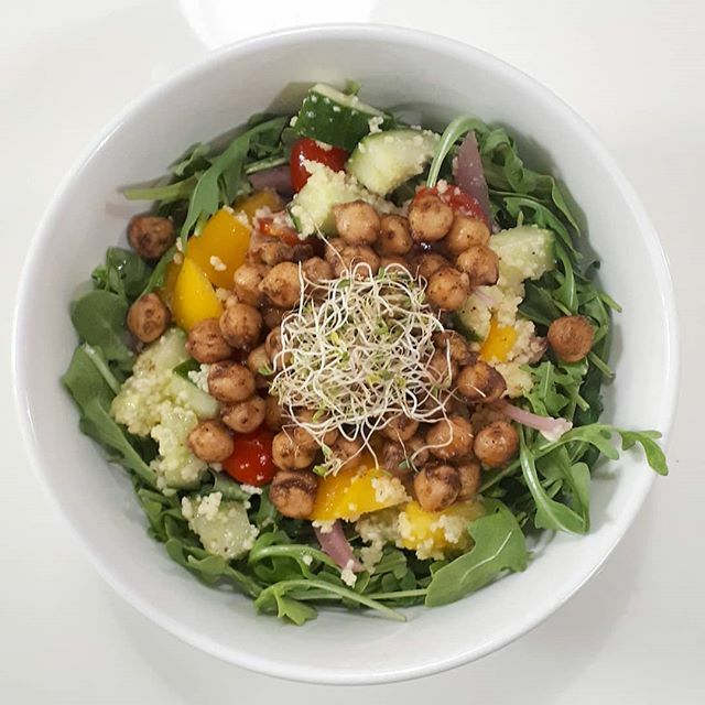 This week's bowl features arugula, couscous, cherry tomato, cucumber spiced chickpeas, yellow peppers, and pickled red onions dressed in herbed olive oil and lemon juice. ift.tt/2vDBnD9