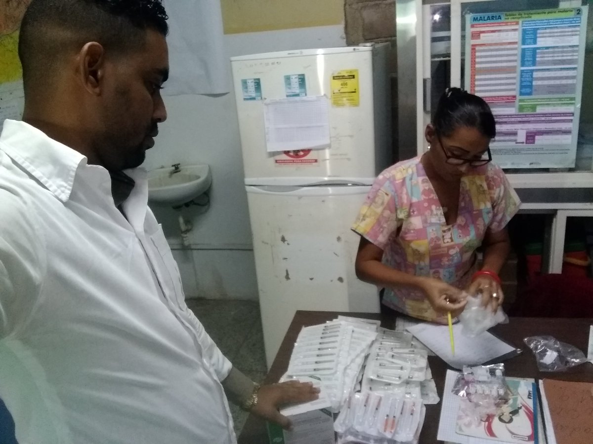 CDISimonRBOL1's tweet photo. CDI Simón Rodríguez retira biológicos en el Distrito de Salud para dar continuidad a la actual campaña de vacunación en saludo al 17 aniversario de Barrio Adentro
@AsistMedMMCV 
@CamposYainer 
@SaumellB_Nela 
@CubacooperaVe 
@JuanCar53794871 https://t.co/7pvqH9FJp2