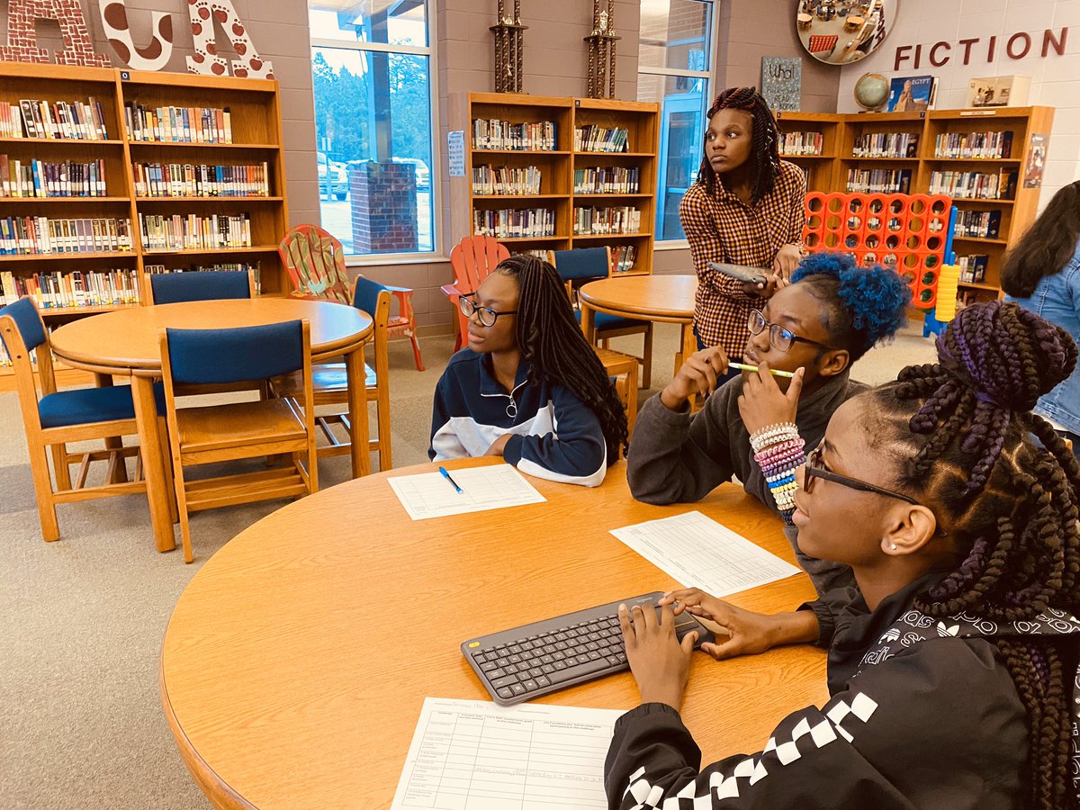 HowardmiddleF's tweet photo. Exploring stem careers in our careers class! @HowardmiddleF @CTAEBibb @georgiafbla  #bcsdctaedelivers https://t.co/W5T1Igo47G