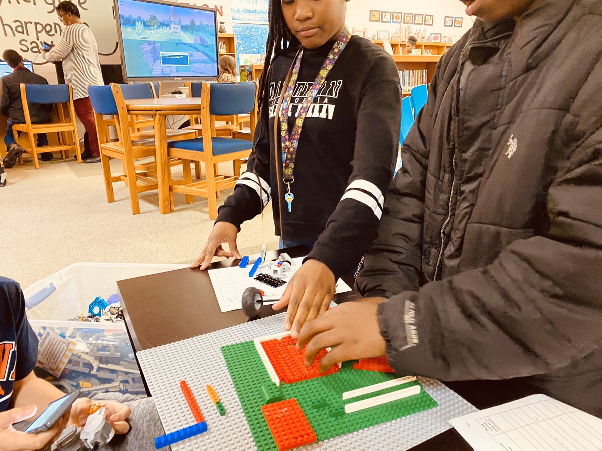 HowardmiddleF's tweet photo. Exploring stem careers in our careers class! @HowardmiddleF @CTAEBibb @georgiafbla  #bcsdctaedelivers https://t.co/W5T1Igo47G