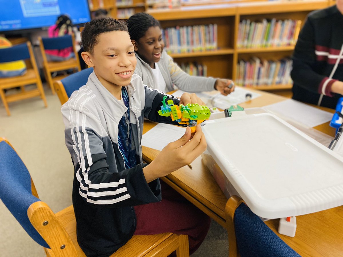 HowardmiddleF's tweet photo. Exploring stem careers in our careers class! @HowardmiddleF @CTAEBibb @georgiafbla  #bcsdctaedelivers https://t.co/W5T1Igo47G