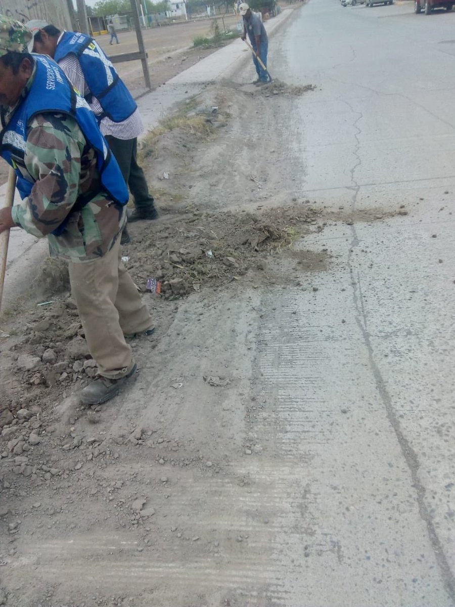 SPP_Reynosa's tweet photo. Limpieza de cordones y banqueta en calle Valentin Gomez Farías Colonia Nuevo Amanecer https://t.co/SDD8HogTQG