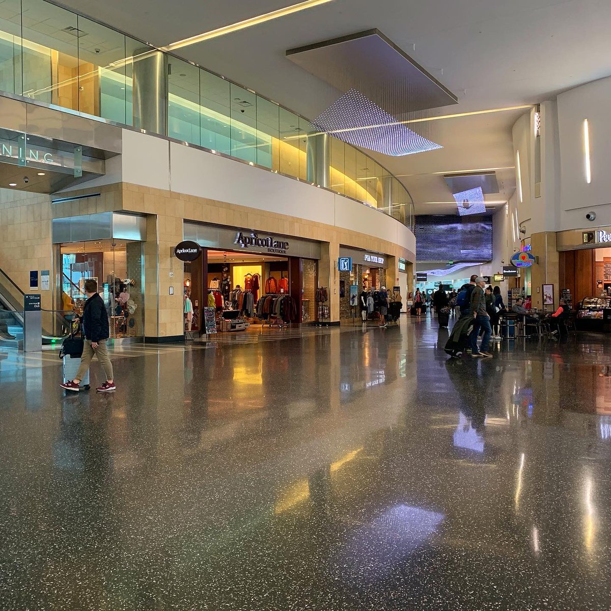 AvArchGeek's tweet photo. #SEAtoSAN #SAN it’s always special when I get to fly into my first #terminaldesign project... great memories and rewarding to see the building looking good and passengers enjoying the experience @SanDiegoAirport #aviationarchitect ✈️👷🏻♀️#avgeek #beingHNTB https://t.co/wMaCKLNf5P