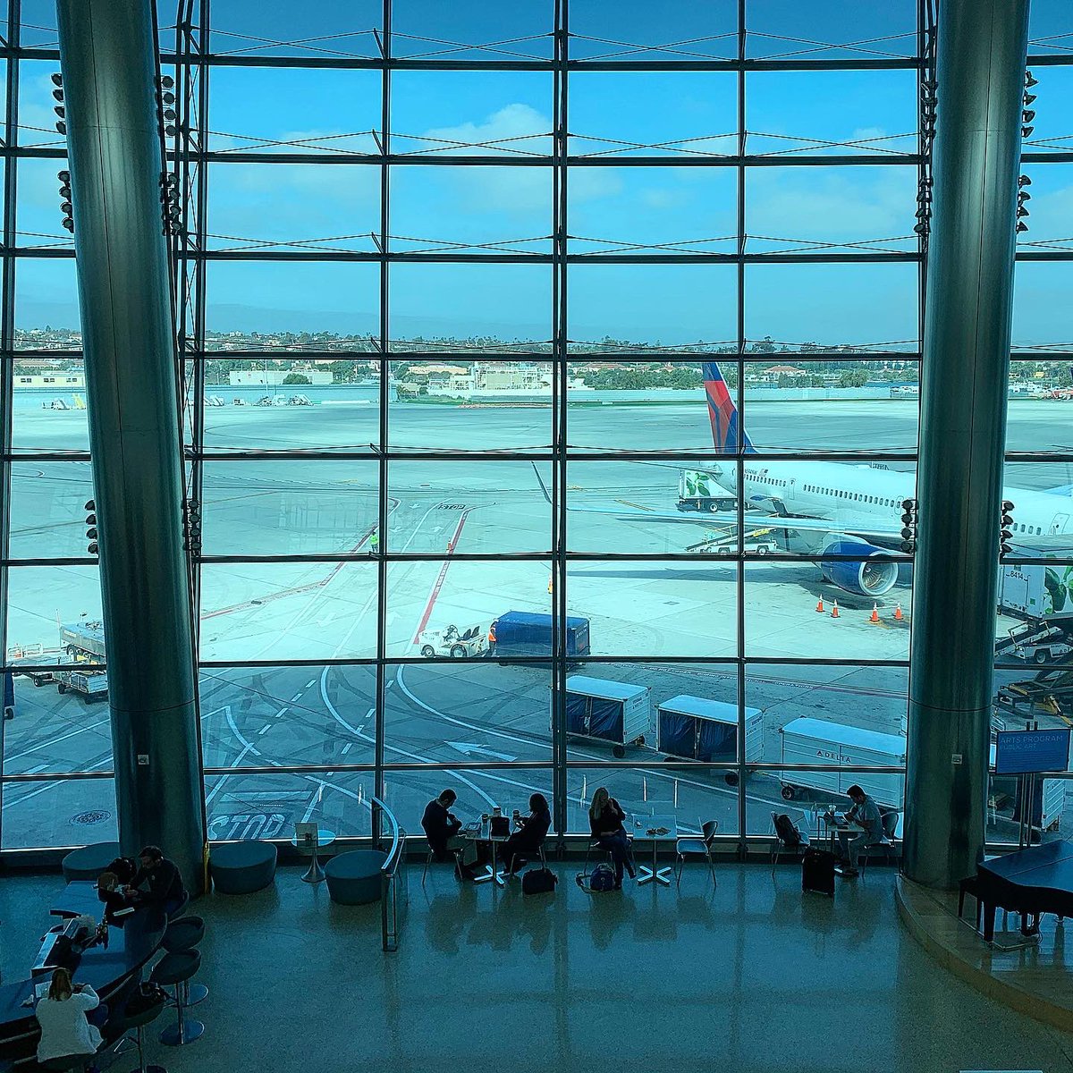 AvArchGeek's tweet photo. #SEAtoSAN #SAN it’s always special when I get to fly into my first #terminaldesign project... great memories and rewarding to see the building looking good and passengers enjoying the experience @SanDiegoAirport #aviationarchitect ✈️👷🏻♀️#avgeek #beingHNTB https://t.co/wMaCKLNf5P