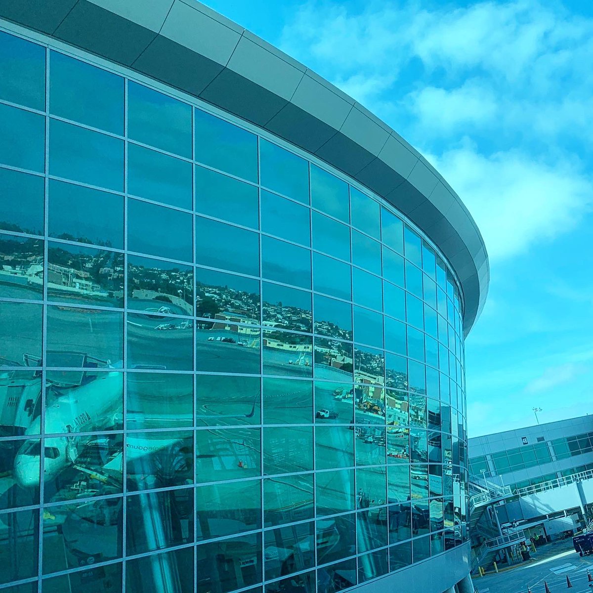 AvArchGeek's tweet photo. #SEAtoSAN #SAN it’s always special when I get to fly into my first #terminaldesign project... great memories and rewarding to see the building looking good and passengers enjoying the experience @SanDiegoAirport #aviationarchitect ✈️👷🏻♀️#avgeek #beingHNTB https://t.co/wMaCKLNf5P