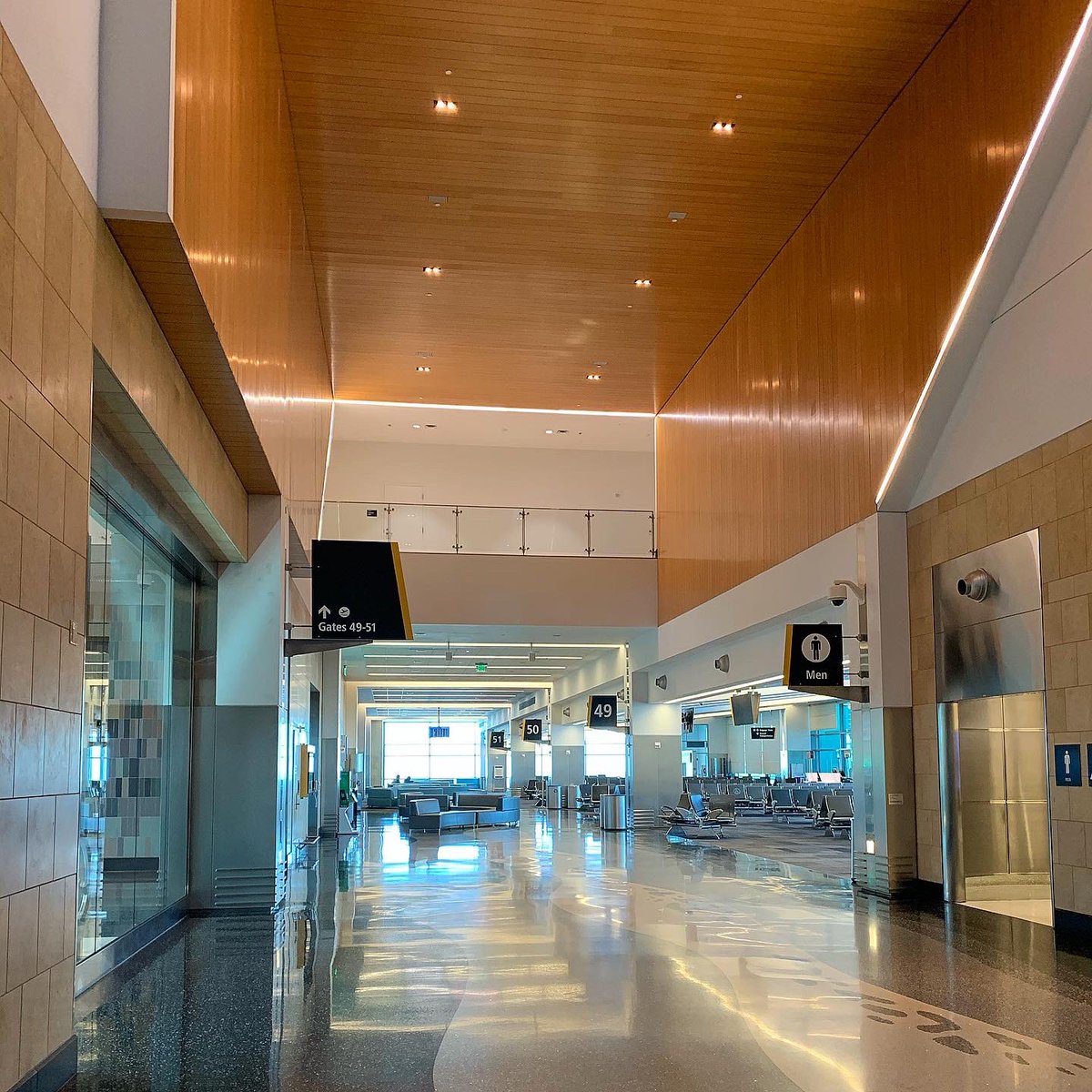 AvArchGeek's tweet photo. #SEAtoSAN #SAN it’s always special when I get to fly into my first #terminaldesign project... great memories and rewarding to see the building looking good and passengers enjoying the experience @SanDiegoAirport #aviationarchitect ✈️👷🏻♀️#avgeek #beingHNTB https://t.co/wMaCKLNf5P