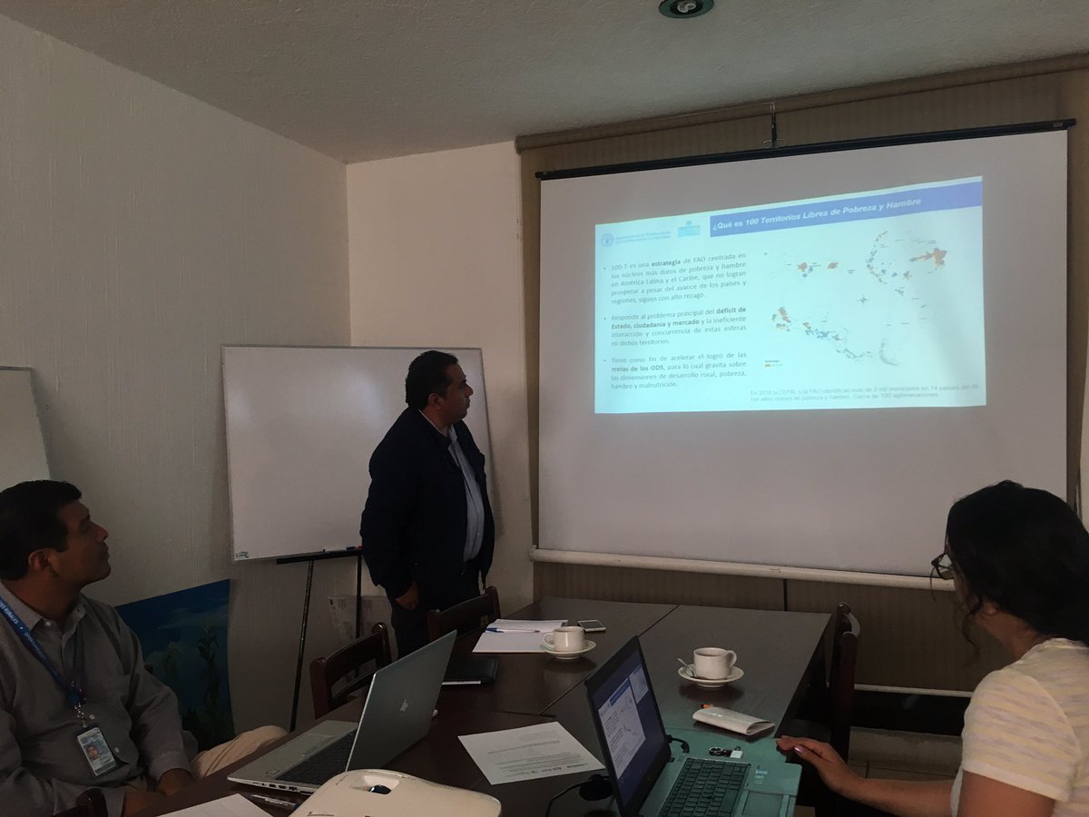 EloyfgFernandez's tweet photo. Interesante reunión con los equipos de comercialización, inclusión social, 100 territorios sin hambre y pobreza de @FAOMexico y Proyecto Mixteca Sustentable A.C. en la búsqueda de una agenda común en el territorio #Protierras @iki_iba en la #Mixteca #Oaxaca https://t.co/58EB3XrxFK