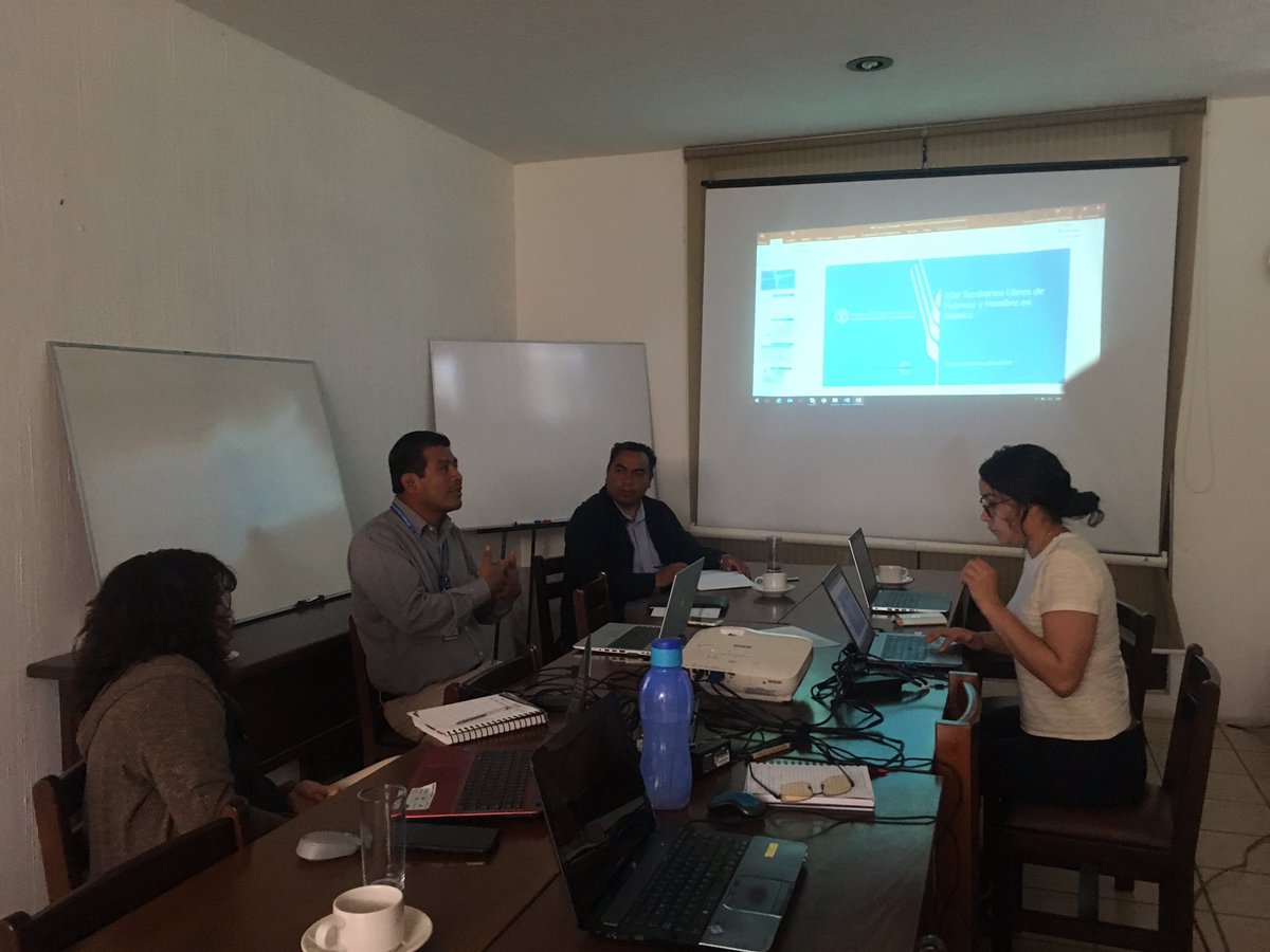 EloyfgFernandez's tweet photo. Interesante reunión con los equipos de comercialización, inclusión social, 100 territorios sin hambre y pobreza de @FAOMexico y Proyecto Mixteca Sustentable A.C. en la búsqueda de una agenda común en el territorio #Protierras @iki_iba en la #Mixteca #Oaxaca https://t.co/58EB3XrxFK