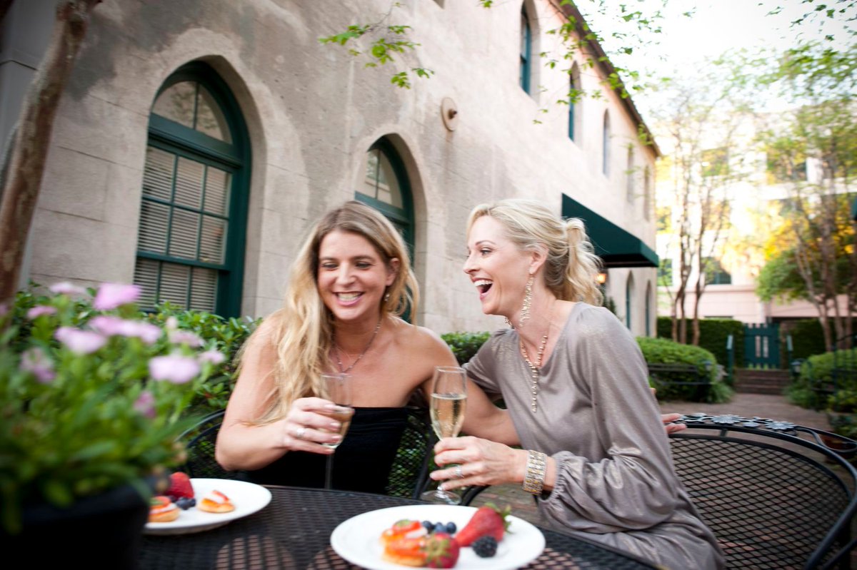 It’s impossible to go wrong with a girls’ getaway in the Holy City! Take advantage of our package which includes great restaurants, boutique shopping, and other activities. buff.ly/3atKaGG