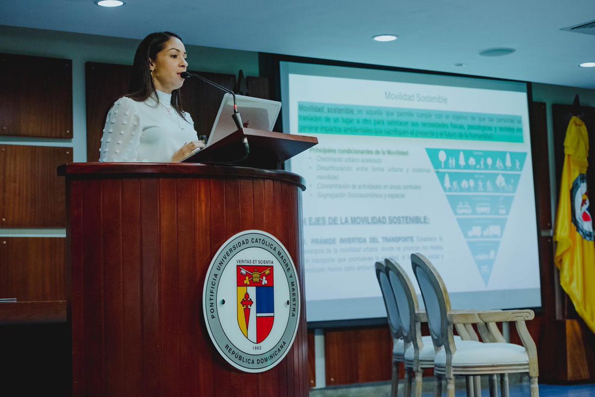 DominosRD's tweet photo. Daritza Nicodemo, directora del Centro de Estudios Urbanos y Regionales de @PUCMM expuso sobre el programa “Mapeando Santiago” que, a través del proyecto #DATUM, en su 1era fase, presentó un mapeo de las rutas de transporte público de la ciudad de #Santiago.  #DominosSostenible https://t.co/1fW7QLTZ7l