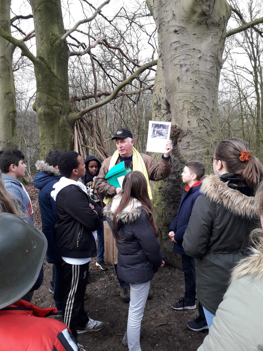 Cuneragilde's tweet image. Gidsen @Cuneragilde leiden leerlingen (groep 7-8) van basisscholen in @Gemeente_Rhenen rond op #MilitairEreveld en naar #kazematten en #loopgraven #Grebbeberg in kader #scholenproject @Grebbeberg80 #Viering75jaarVrijheid. Foto's bezoek Daltonschool door Patricia van Eldik.