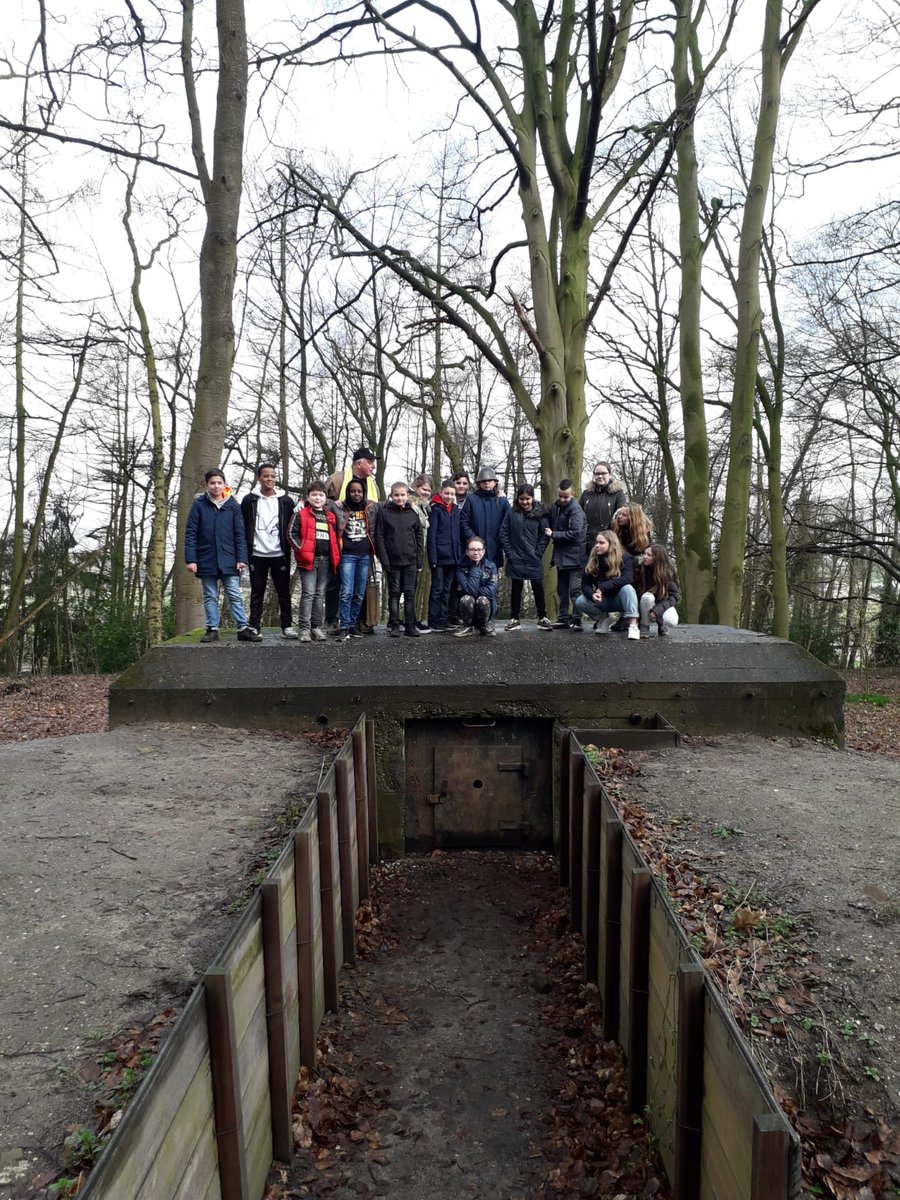 Cuneragilde's tweet image. Gidsen @Cuneragilde leiden leerlingen (groep 7-8) van basisscholen in @Gemeente_Rhenen rond op #MilitairEreveld en naar #kazematten en #loopgraven #Grebbeberg in kader #scholenproject @Grebbeberg80 #Viering75jaarVrijheid. Foto's bezoek Daltonschool door Patricia van Eldik.