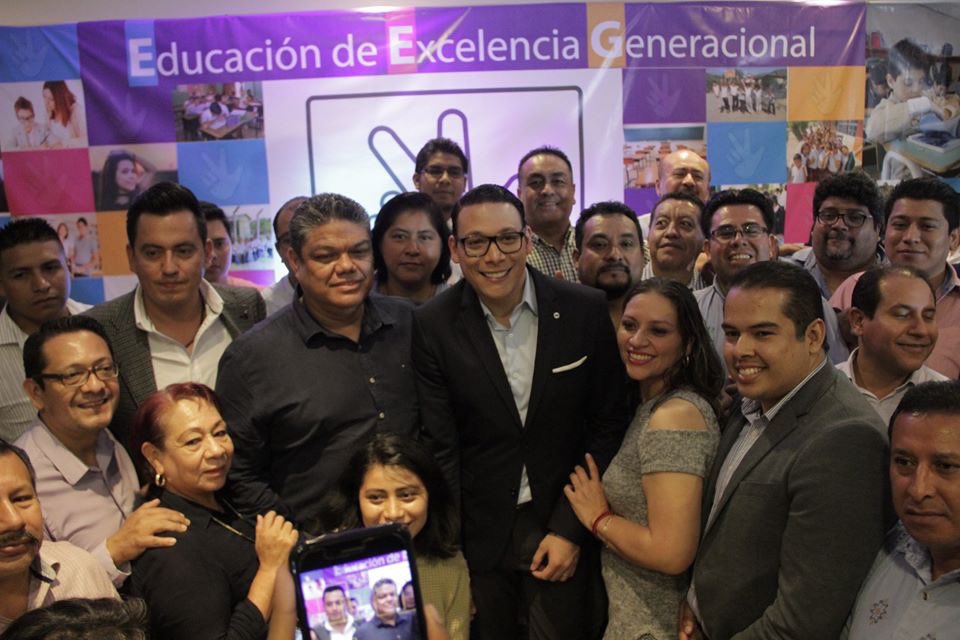 EduardoCarreonM's tweet photo. Así iniciamos la cruzada de pacificación nacional 
#EducacionporlaPaz de la mano de muchos amigos y amigas. 
¡La Paz se Construye! ✋🏻👌🏻✨

#EducaciónMX #CruzadaNacionalporlaPaz #EduCa 
#Xalapa #Veracruz #A2030 #DécadadeAcción https://t.co/q4hi5J3pIS