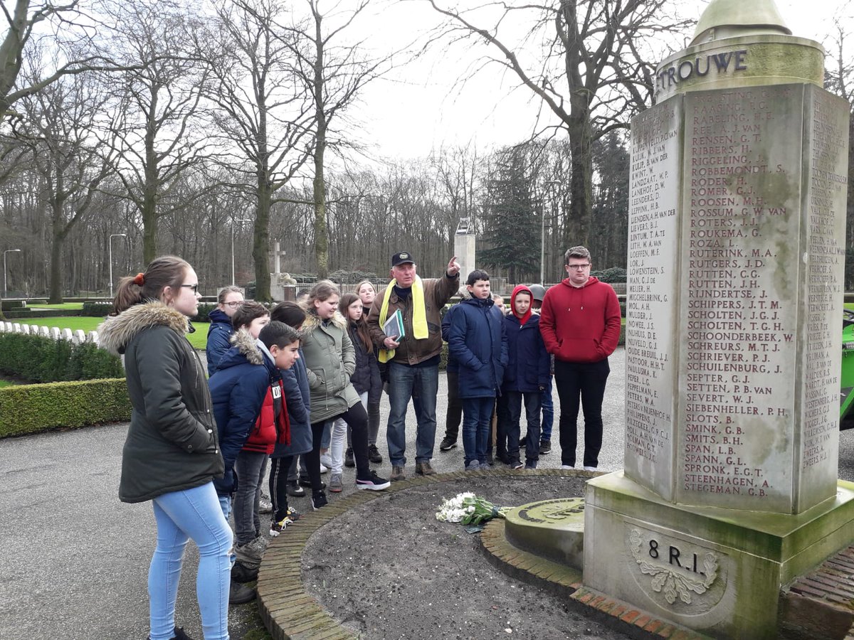 Cuneragilde's tweet image. Gidsen @Cuneragilde leiden leerlingen (groep 7-8) van basisscholen in @Gemeente_Rhenen rond op #MilitairEreveld en naar #kazematten en #loopgraven #Grebbeberg in kader #scholenproject @Grebbeberg80 #Viering75jaarVrijheid. Foto's bezoek Daltonschool door Patricia van Eldik.