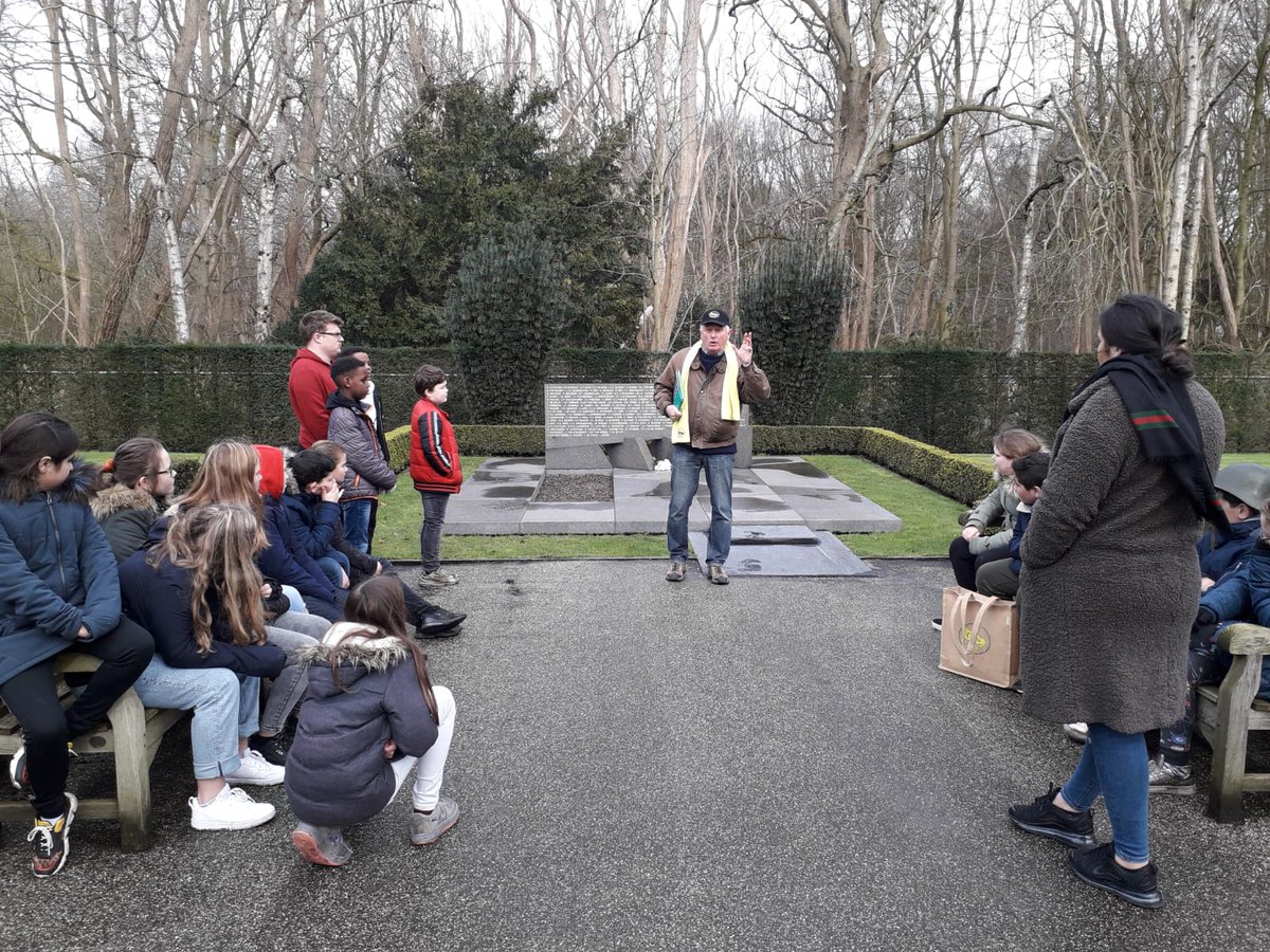 Cuneragilde's tweet image. Gidsen @Cuneragilde leiden leerlingen (groep 7-8) van basisscholen in @Gemeente_Rhenen rond op #MilitairEreveld en naar #kazematten en #loopgraven #Grebbeberg in kader #scholenproject @Grebbeberg80 #Viering75jaarVrijheid. Foto's bezoek Daltonschool door Patricia van Eldik.