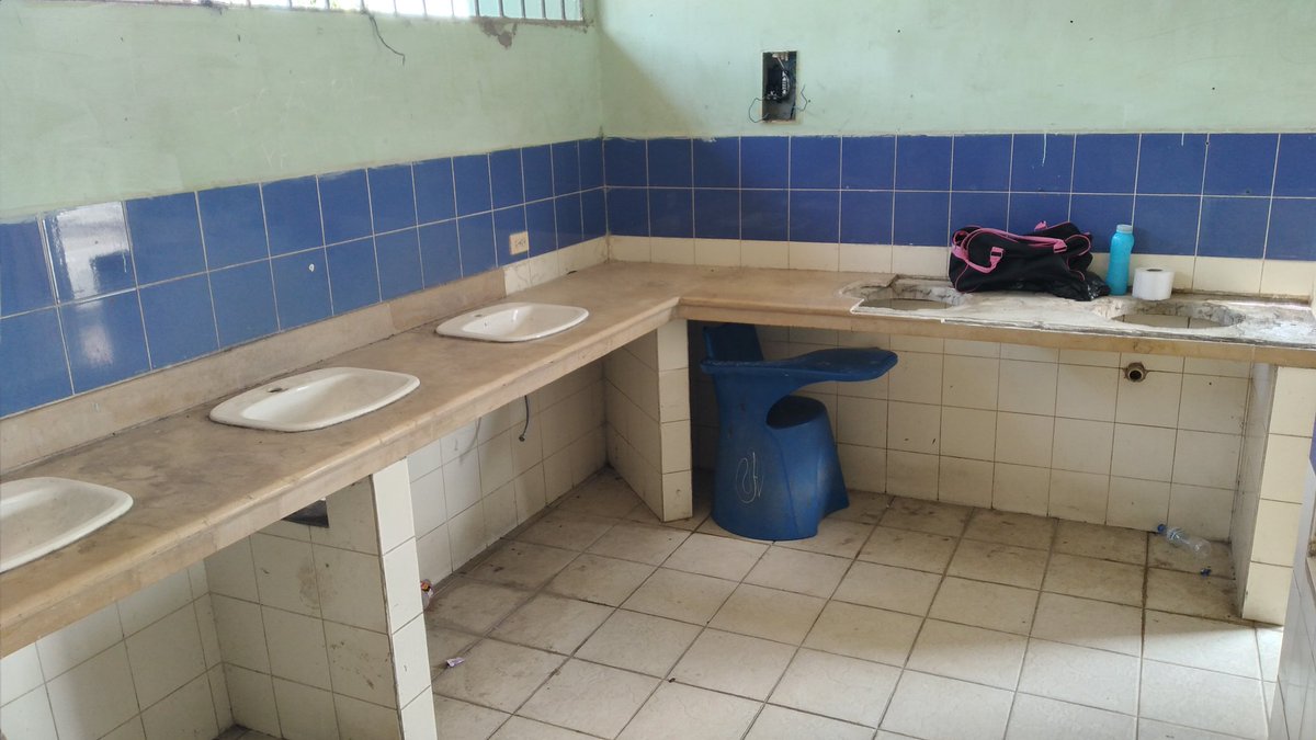 GABUSW's tweet photo. @Salud_Ec y @EduSuperiorEc esta es la realidad de los Institutos de #Educación Superior en #Babahoyo el territorio 0 del #COVID19, territorio donde ustedes dicen que no pasa nada, clases normales y que solo se laven las manos #CoronaVirus #Ecuador https://t.co/14Xp13NDL0