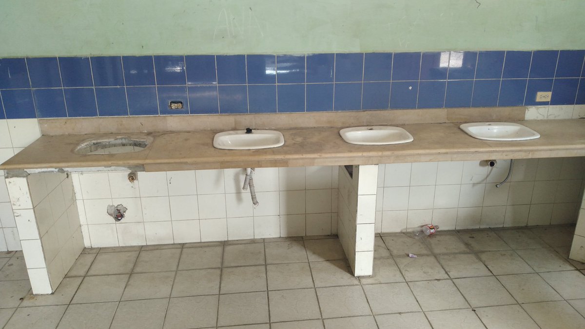 GABUSW's tweet photo. @Salud_Ec y @EduSuperiorEc esta es la realidad de los Institutos de #Educación Superior en #Babahoyo el territorio 0 del #COVID19, territorio donde ustedes dicen que no pasa nada, clases normales y que solo se laven las manos #CoronaVirus #Ecuador https://t.co/14Xp13NDL0
