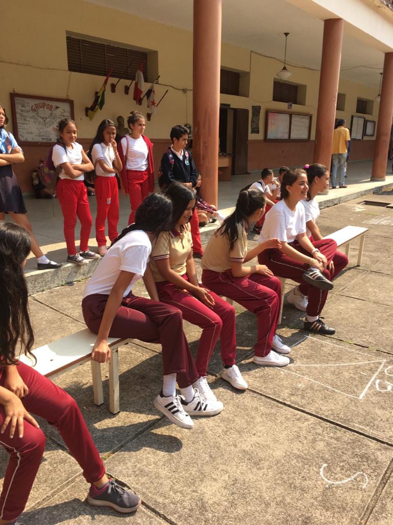 lbsimonbolivar1's tweet photo. Actividad deportiva #Encuentro #LBSB #LiceoParaLasArtesEstilitaOrozco  Enmarcado en la Campaña "Por Amor a la vida y a la Paz" @ZonaEducTachira @charlychaves @MPPEDUCACION https://t.co/KoVbM621er