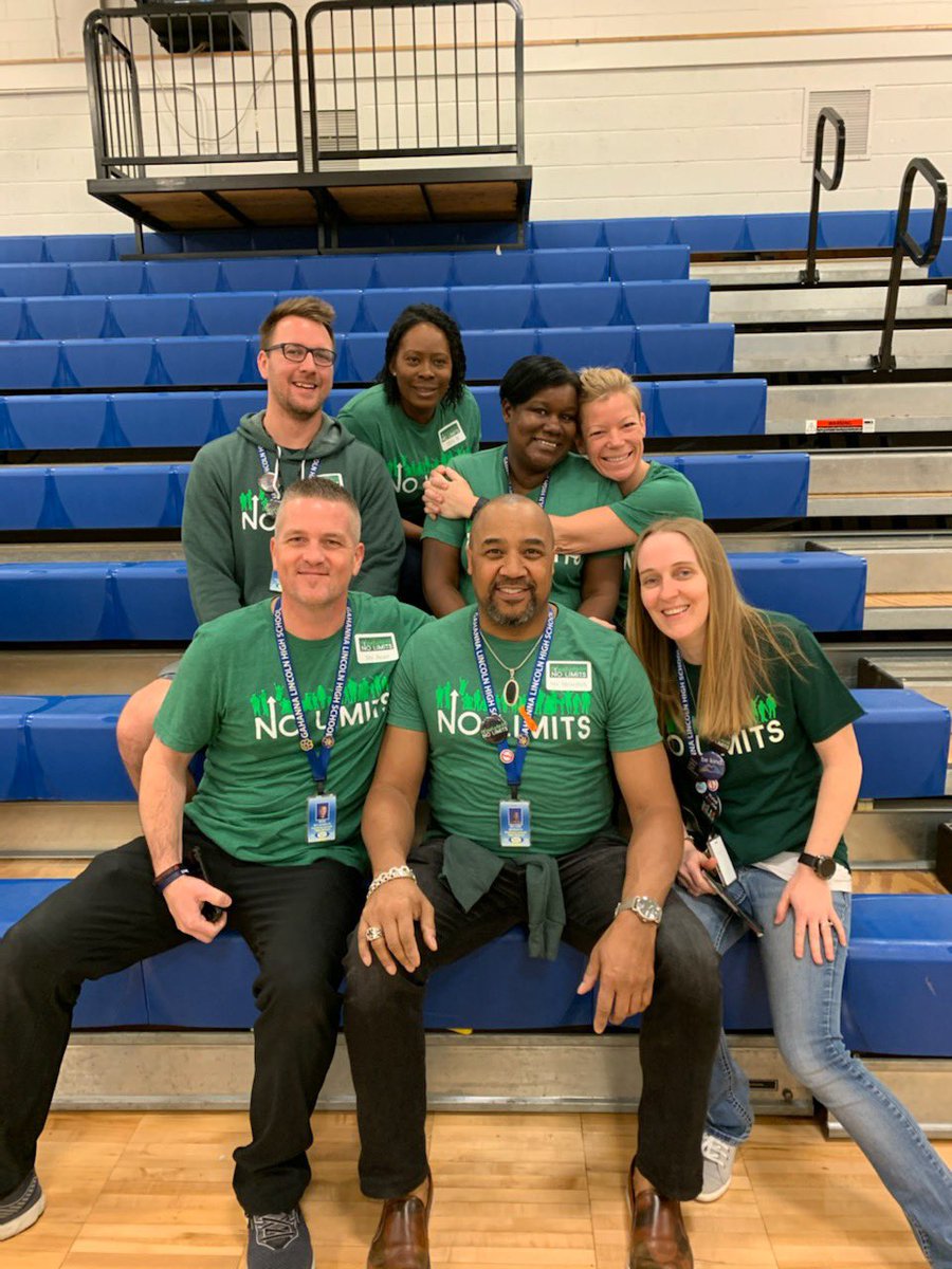 GlhsEss's tweet photo. Had a great day celebrating Spread the Word!! Thanks to all who came out and shared in the fun! #glhs #nolimits #SpreadTheWord https://t.co/mJpZUhRhP7