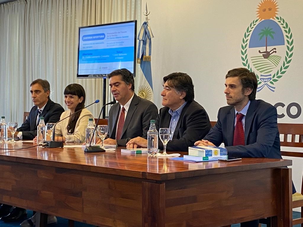 ProcuTesoroAR's tweet photo. Con la presencia del Gobernador @jmcapitanich y del Procurador Carlos Zannini, dio inicio el Programa de Formación en Abogacía del Estado que brindará la #ECAE. Impulsamos así el desarrollo federal de las políticas educativas que brinda la Procuración.

https://t.co/KixMOUROJl https://t.co/SEnXUFXu5c