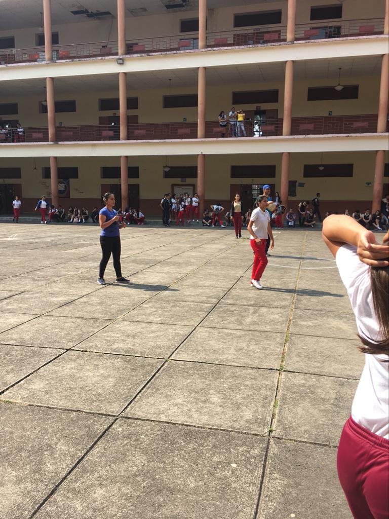 lbsimonbolivar1's tweet photo. Actividad Deportiva Encuentro #LBSB #EstilitaOrozco #EnmarcadoCampaña "Por Amor a la vida y a la Paz" @ZonaEducTachira @charlychaves @MPPEDUCACION https://t.co/8Xuv9g4OOe