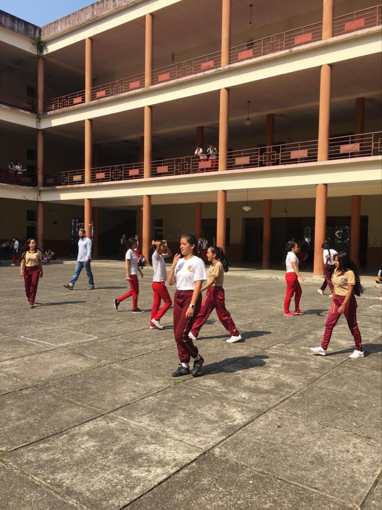 lbsimonbolivar1's tweet photo. Actividad Deportiva Encuentro #LBSB #EstilitaOrozco #EnmarcadoCampaña "Por Amor a la vida y a la Paz" @ZonaEducTachira @charlychaves @MPPEDUCACION https://t.co/8Xuv9g4OOe