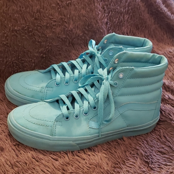 kellsimmons's tweet photo. So good I had to share! Check out all the items I'm loving on @Poshmarkapp #poshmark #fashion #style #shopmycloset #vans #missme: https://t.co/8x5JQxeq26 https://t.co/hw3IP6MQjs