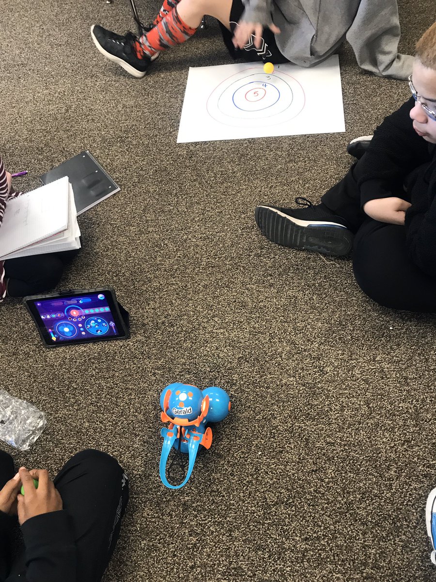 Kelshooks's tweet photo. Flinging with Dash towards Central tendencies! #BPSProjectStem #PeterSarpyBPSLovesSOS @DiscoveryEd https://t.co/DZdy9QoNyX
