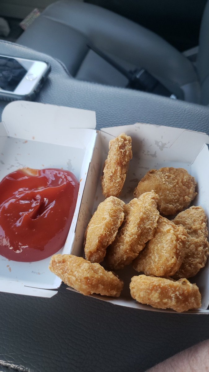 Diggingforlife1's tweet image. Living my best life right now #chickennuggets