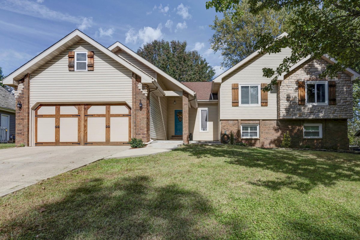 agent_kelliep's tweet photo. You have to see this home! 4 BD/ 3 BA in Springfield. Call/text/DM me for details.  https://t.co/Cw6icHfPNz https://t.co/DLb8YAlfQs