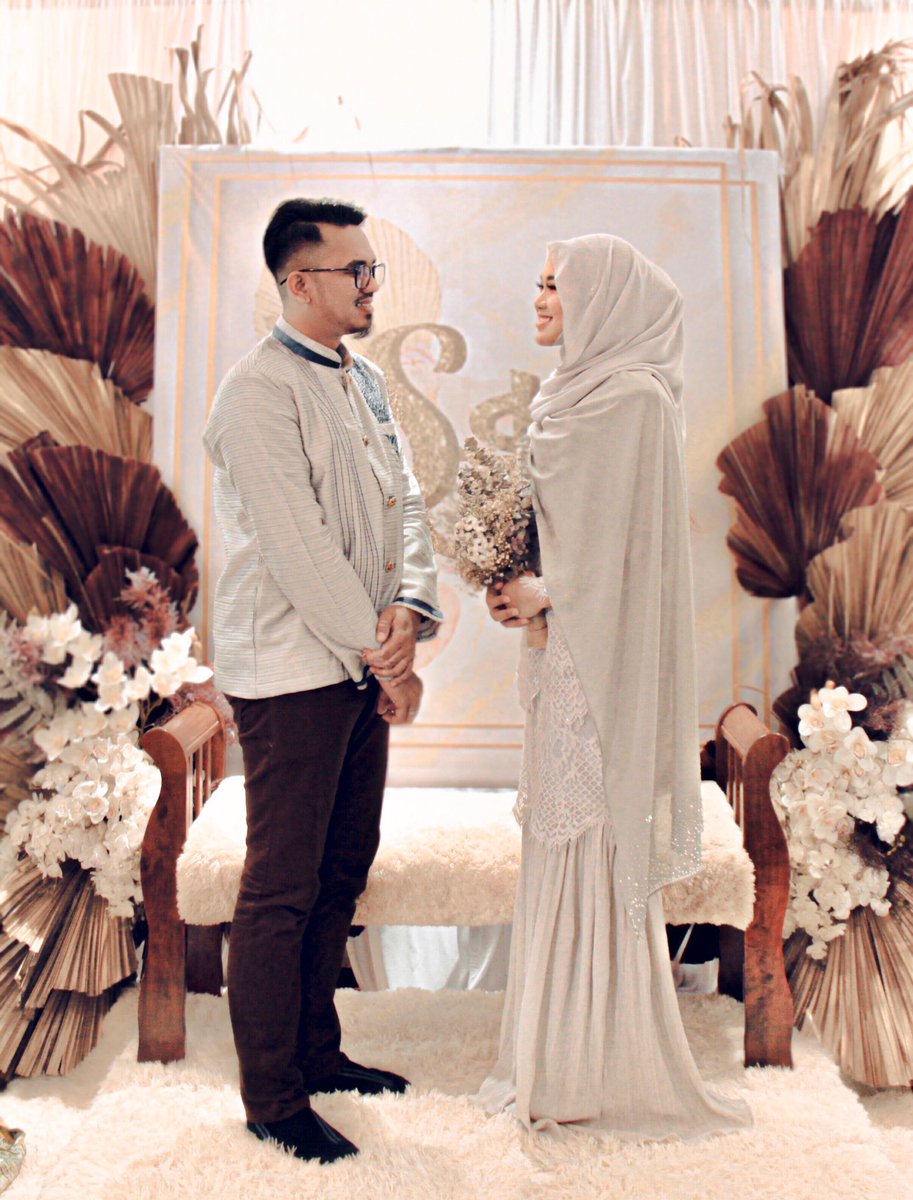 StiraAha's tweet photo. Throwback Majlis Eday hari tu 🧡teringin sangat mo buat dais sendiri . Hah ambik ko se minimalist yg boleh. Both of us struggle gila ambil daun2 tu di tepi jalan . 2-3trip juga smpai sikit lg kantoi wth one of security area tu. https://t.co/k9eXh0qkyw