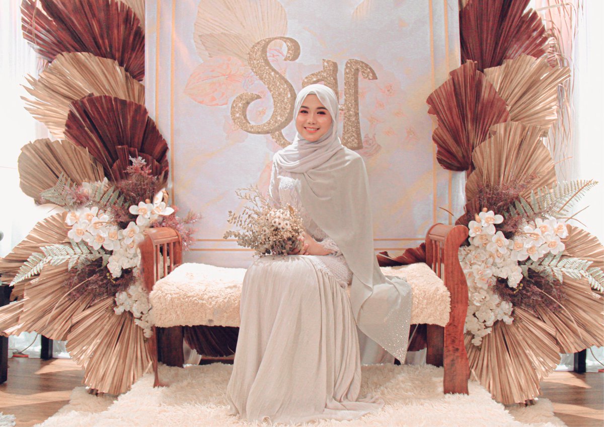 StiraAha's tweet photo. Throwback Majlis Eday hari tu 🧡teringin sangat mo buat dais sendiri . Hah ambik ko se minimalist yg boleh. Both of us struggle gila ambil daun2 tu di tepi jalan . 2-3trip juga smpai sikit lg kantoi wth one of security area tu. https://t.co/k9eXh0qkyw