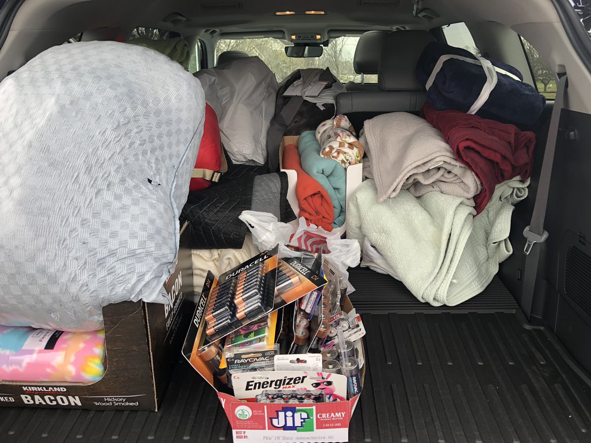 WestEndPTSO's tweet photo. Today was such a successful volunteer day we are doing it again tomorrow from 1-2pm. Please bring the donations below to our Bowling Ave loop near 440/ West End. Spread the word! #BetterTogether @EakinPTO @SylvanParkPTO @HillsboroBurros @PrincipalPelham @MetroSchools https://t.co/1qDKUwycxk
