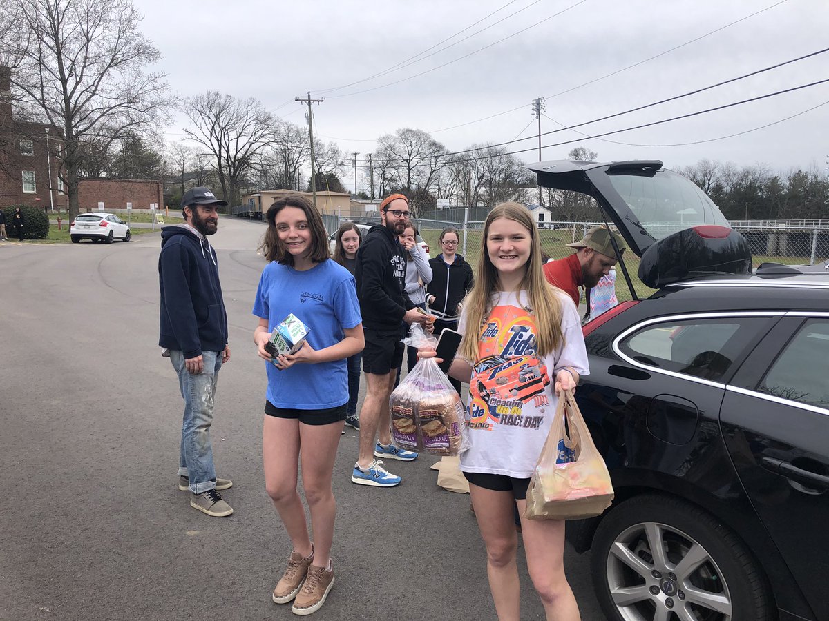 WestEndPTSO's tweet photo. Today was such a successful volunteer day we are doing it again tomorrow from 1-2pm. Please bring the donations below to our Bowling Ave loop near 440/ West End. Spread the word! #BetterTogether @EakinPTO @SylvanParkPTO @HillsboroBurros @PrincipalPelham @MetroSchools https://t.co/1qDKUwycxk