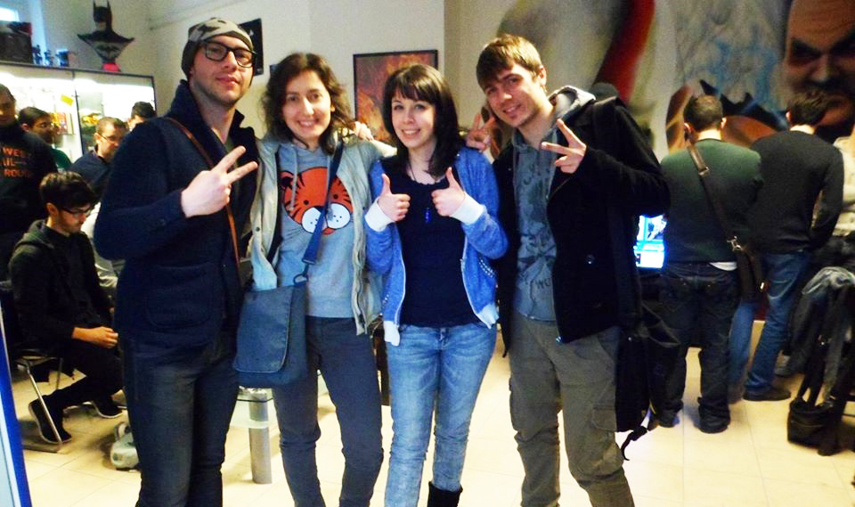 LuxSylva_'s tweet image. #Throwback to 2014 again.
So many memories! From the left: OnlyPracticeITA (Nina/Lars), Vanex (Kings) and Pokéfanatic (Anna/Miharu).
That Heihachi on the wall looked SO SICK! 
Me with the bangs... 😂
#TTT2 #NationalTournament