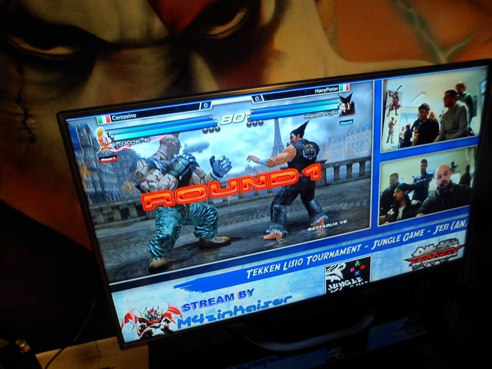 LuxSylva_'s tweet image. #Throwback to 2014 again.
So many memories! From the left: OnlyPracticeITA (Nina/Lars), Vanex (Kings) and Pokéfanatic (Anna/Miharu).
That Heihachi on the wall looked SO SICK! 
Me with the bangs... 😂
#TTT2 #NationalTournament