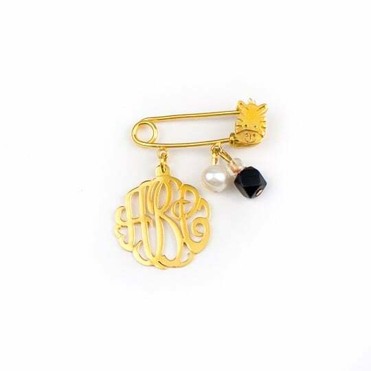 Complementos_rd's tweet photo. Babyzoo pin con monograma personalizado y charms. Puedes agregar los charms que desees, tenemos una gran variedad de opciones para elegir. #100porcientoPERSONALIZADO https://t.co/yzDtLatp28 https://t.co/HK6CVSImG7