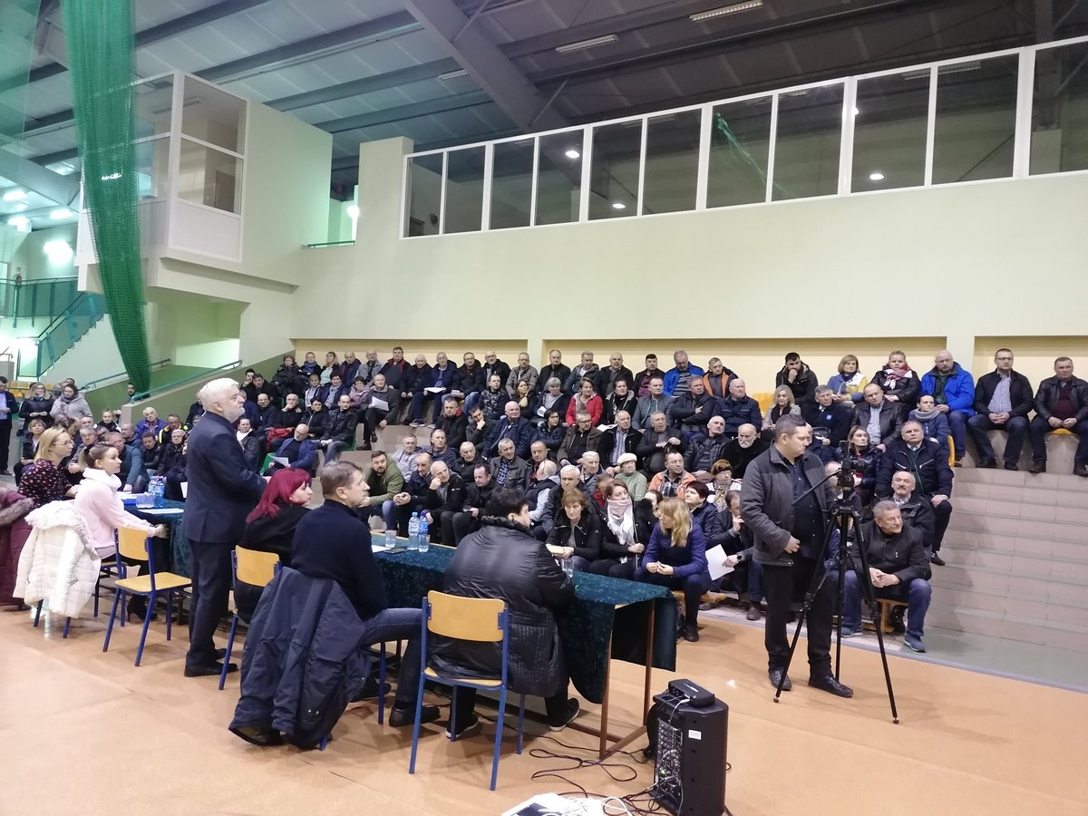 pmusialska's tweet photo. W #Kroczyce trwa spotkanie w sprawie budowy nowych linii kolei dużych prędkości do CPK @zachodni @a_dziedzic https://t.co/jCUXSN4d5e