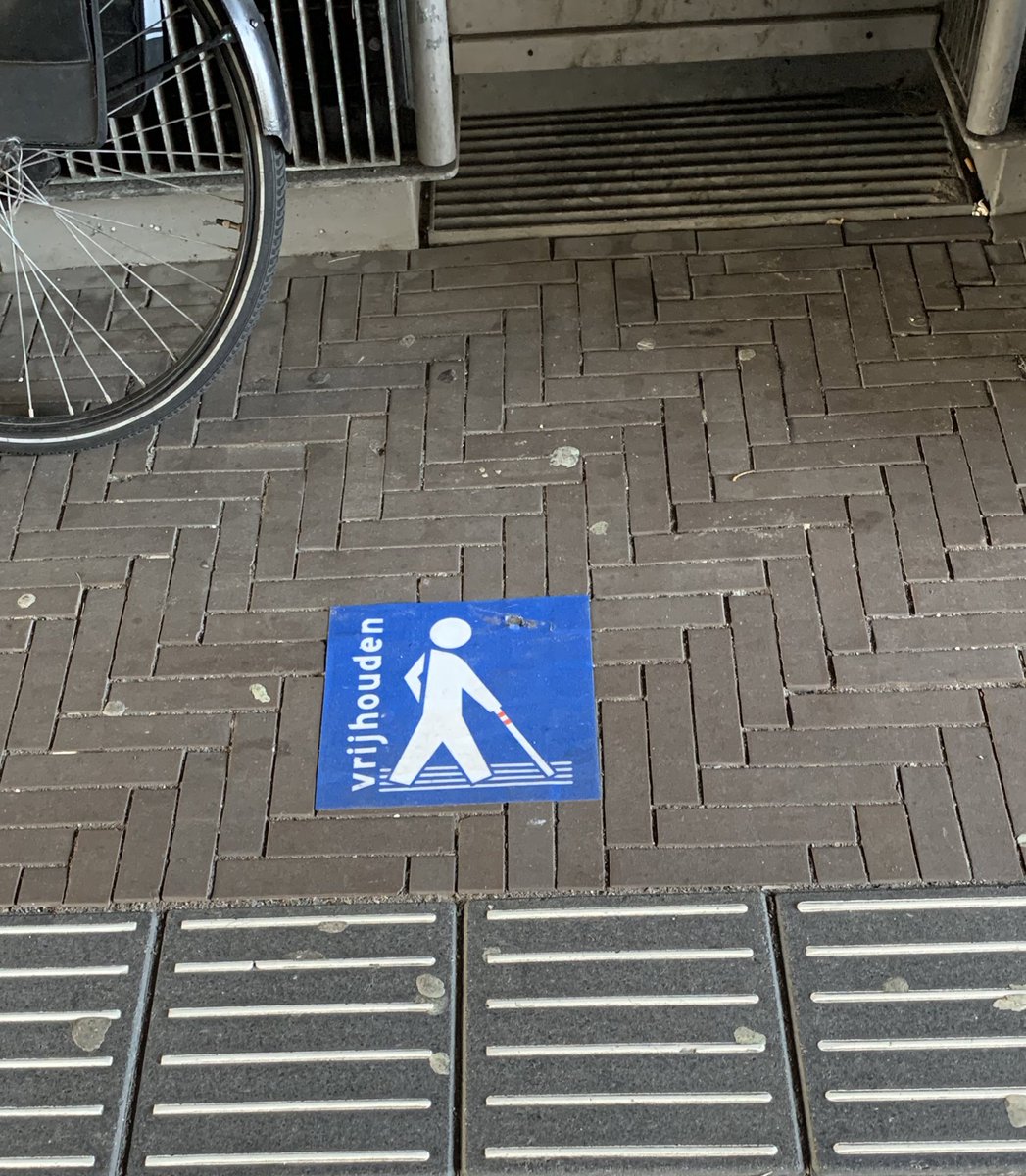 copenhenken's tweet image. The ribbed pavement is a walking route for the visually impaired. #Cyclists are asked to respct this space. Here it seems to work. #commondecency 🚴🏼‍♂️ 💓🧑🏼‍🦯👍🏻