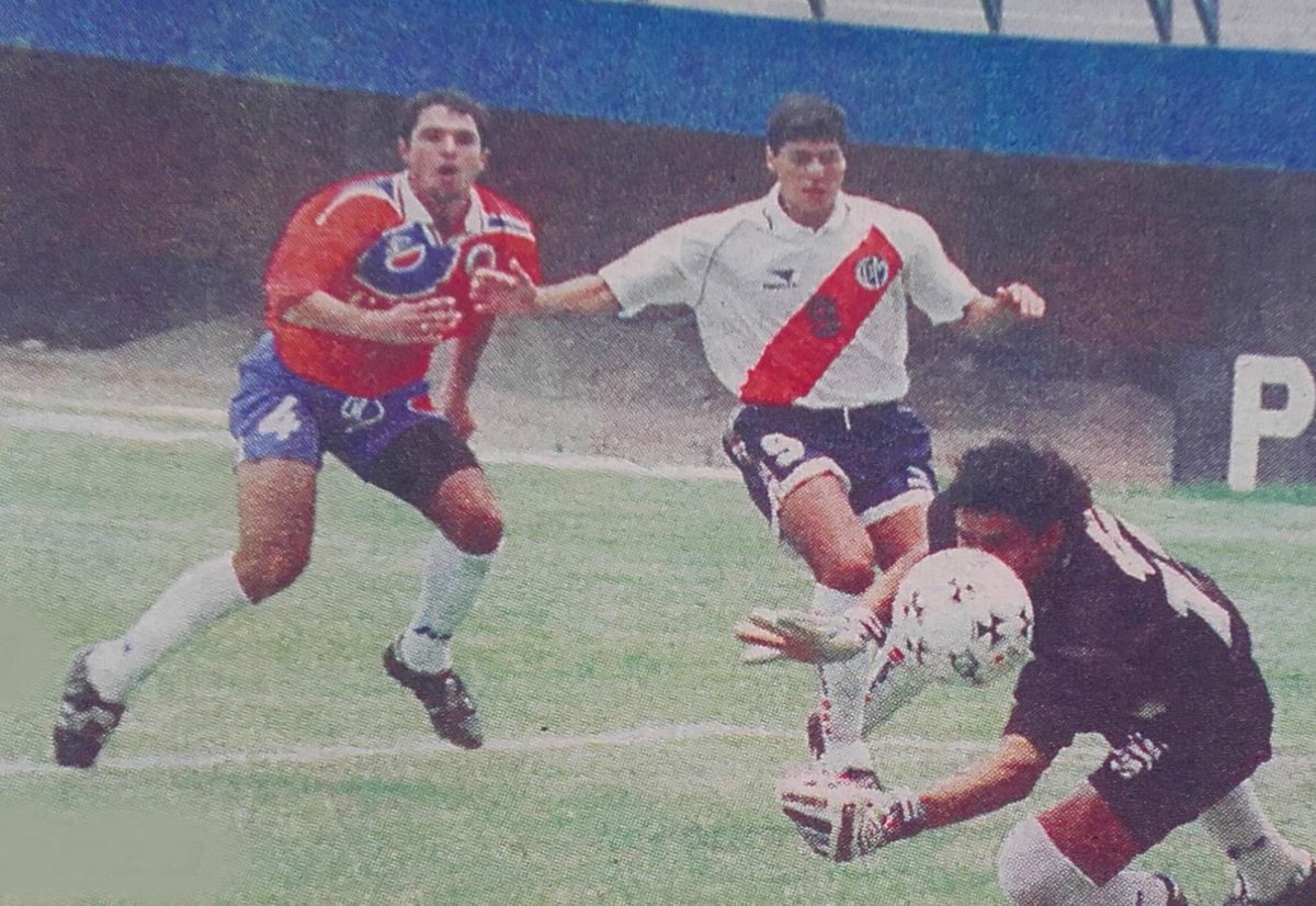 Descentraliret1's tweet photo. [23.02.1997] Gol de @chechogoleador en la Cancha de los Muertos: goleada 4-0 de @CCDMunicipal a Unión Minas en el arranque del Apertura 1997. Lo marca @MRoperoFlores. El arquero vencido, José Díaz.

#EchaMuni #UnionMinas #chechoibarra #descentraliretro https://t.co/IImsMNi7Ad