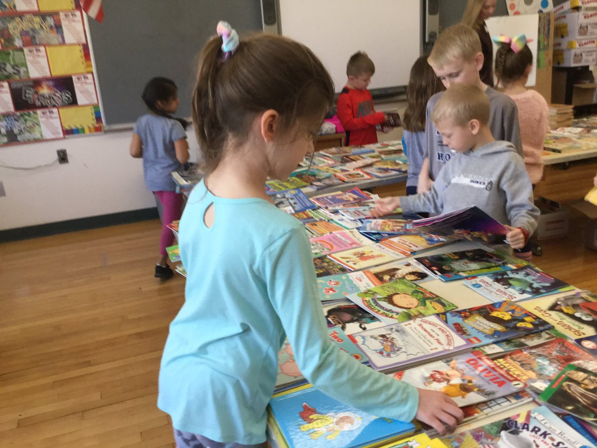 MrsAssor's tweet photo. @Hubbard_School Thank you Hubbard PTO for a successful Book Swap! My students were excited that they could pick 2 books this year! Many of them picked one for themselves and one for their sibling! #SharingIsCaring https://t.co/ZjojU9Hge3