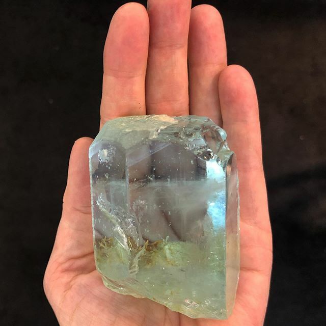 studiodelucca1's tweet photo. aquamarine vibes, Tuscon 2020 #aquamarine #crystal #magic #museumspecimen #naturedoesitbest https://t.co/H8RHMeueSk https://t.co/NQBx8jyRev