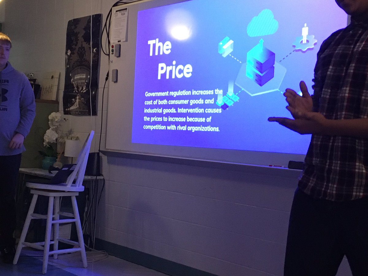 henryjess3's tweet photo. Credible Sources unit in Hon 10 English culminates in presenting  on research &amp; fielding (sometimes difficult)questions from the audience @ms_yearsley @EtownAreaHS #rigor&amp;relevance #lifereadylearners https://t.co/JDskWuCq7J