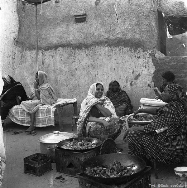 SudaneseCulture's tweet photo. Sudanese lifestyle of the 1960's, 1970's, and the 1980's.
#SudaneseCulture #ثقافة_سودانية

📷 Abbas Habiballa https://t.co/q349apObPS